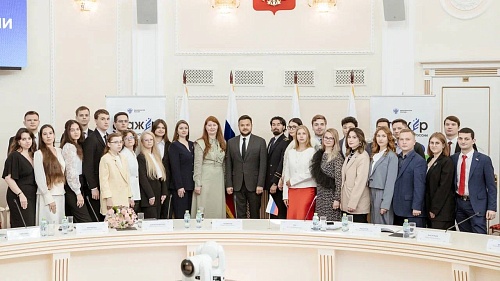 Доцент Высшей нефтяной школы ЮГУ Артур Батыров принял участие в круглом столе «Стажер Минобрнауки России»