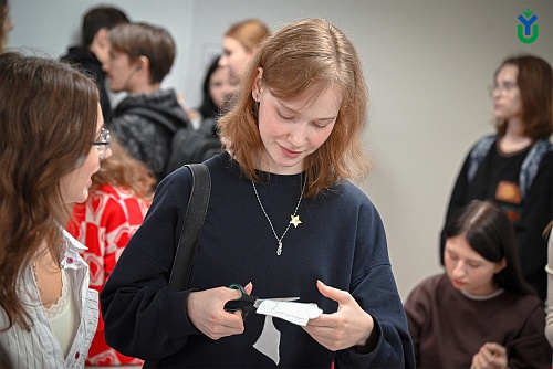 Студенты вырезали китайские узоры