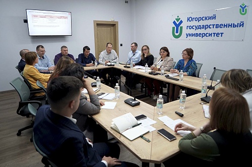 Комната для совещаний, где проходит обсуждение совместных проектов ЮГУ и компании 