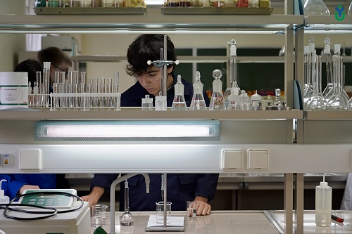 Школьники посетили экскурсию в химическую лабораторию