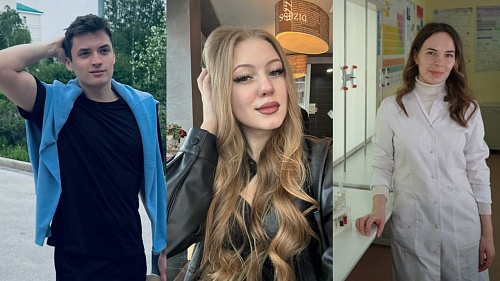 На изображении представлены три портрета, расположенные рядом друг с другом. На первом портрете изображен молодой мужчина на улице. На нем надета черная футболка, а на плечи накинут светло-голубой свитер. Он стоит на фоне зеленых деревьев и здания. Он дер