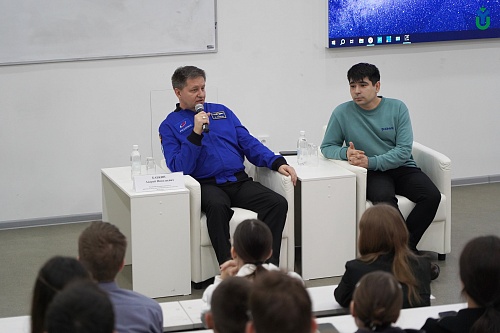 Космонавт это тот, кто долгое время трудится на Земле