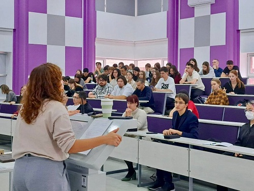 Она рассказала студентам о принципах раздельного сбора отходов, типах перерабатываемого сырья и жизненном цикле вещей