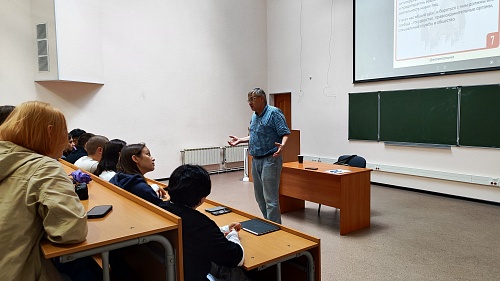 Он рассказал студентам, как избежать столкновения с антиобщественными убеждениями и не стать их последователями