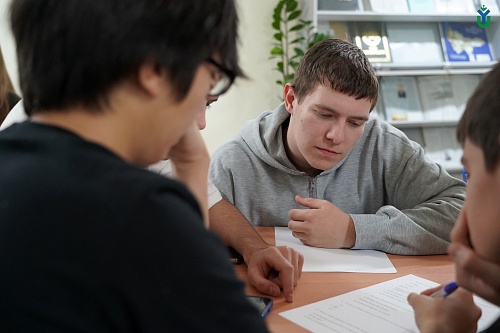 Студенты Многопрофильного колледжа ЮГУ решают викторину