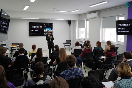 Студенты ЮГУ слушают Анну Свалову