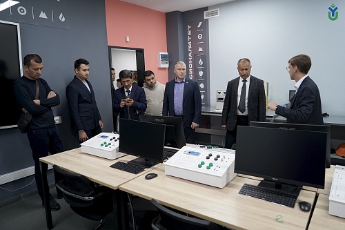 гостям из Узбекистана рассказывают про Многопрофильный колледж ЮГУ