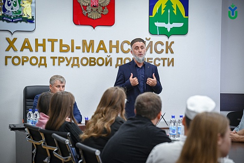 Координационный центр, совместно со студентами ЮГУ и медицинской академии г. Ханты-Мансийска пообщались с имам-хатыбом местной мусульманской религиозной организации - Абдилазовым Иномжоном Абдивохоповичем