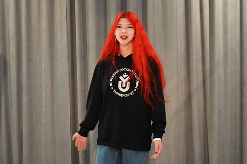 Алина Вершинина читает стихотворение собственного сочинения