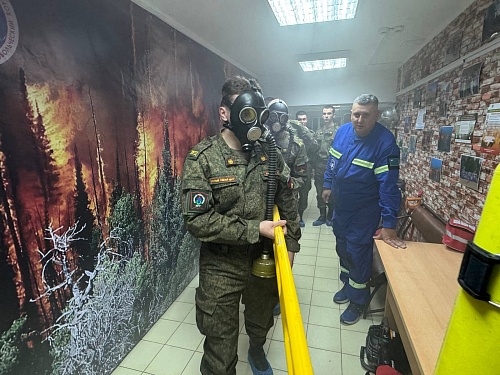 Курсанты также  попробовали себя в роли спасателей в условиях задымления