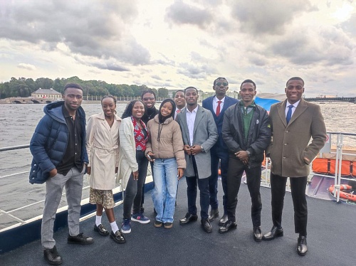 Студенты ЮГУ из Африки стоят на палубе судна в Санкт-Петербурге, где освоили основы морской логистики, став участниками программы Летнего многопрофильного университета Российско-Африканского сетевого университета (РАФУ)