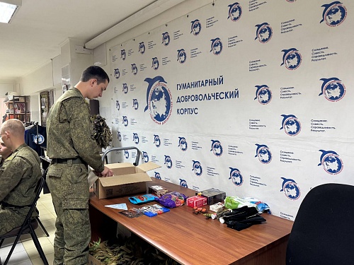 Курсанты своими руками укомплектовать посылку «Солдату»