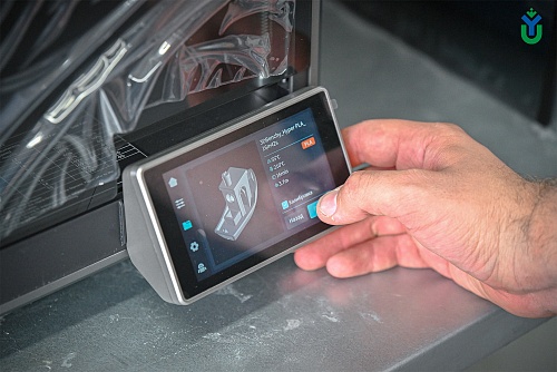 Дисплей 3D-принтера, который расположен в Лаборатории аддитивных технологий ЮГУ и печатает детать для лифтовой компании