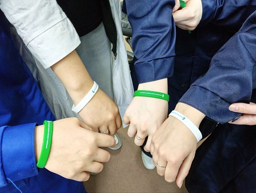 Руки четырёх школьников - участников проекта 