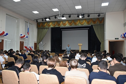 Станислав Розенко провел для студентов лекцию, посвященную возможным вариациям вербовки