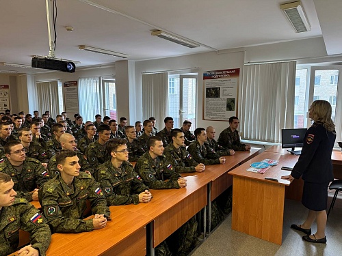 Алена Сурикова поделилась с курсантами актуальной информацией о правилах дорожного движения