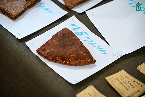 Особенно символичным стал «блокадный хлеб», испечённый по максимально приближённому рецепту