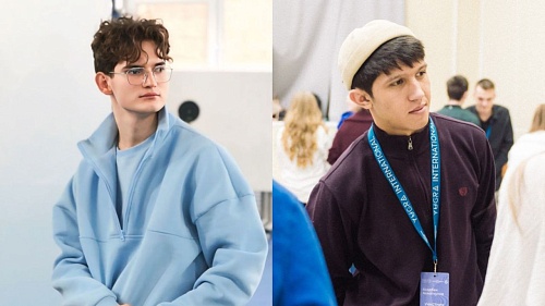 Изображение разделено на две части.В левой части изображения находится молодой человек с кудрявыми каштановыми волосами и в очках в тонкой металлической оправе. Он одет в голубой спортивный костюм с воротником-стойкой и молнией. Его взгляд направлен в сто