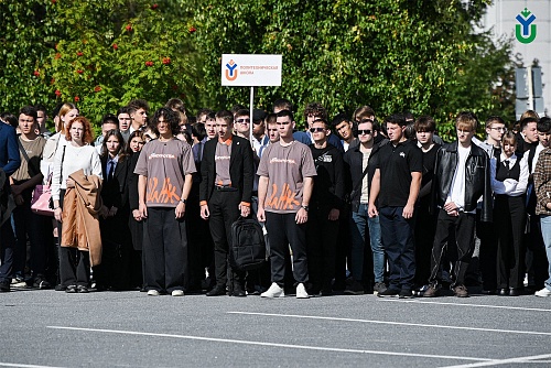 Первокурсники ЮГУ на торжественной линейке, посвящённой 1 сентября Дню знаний