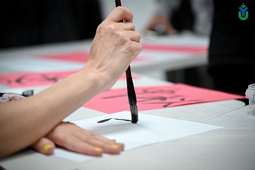 Студенты рисовали иероглифы 