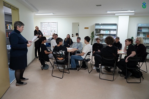 Студенты Многопрофильного колледжа ЮГУ решают викторину