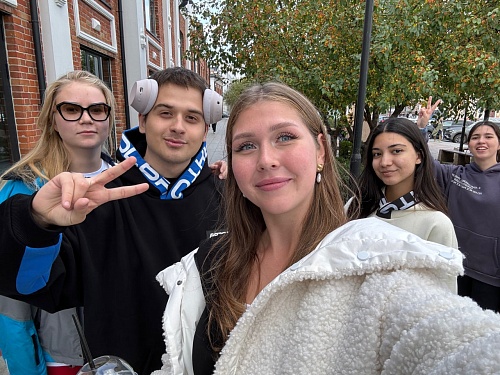 Студенты ЮГУ на улице в Тюмени, куда они приехали для участия в форуме молодежи УрФО 
