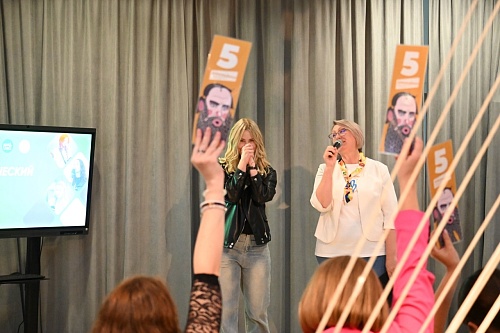 Зрители оценивают участников поэтического слэма