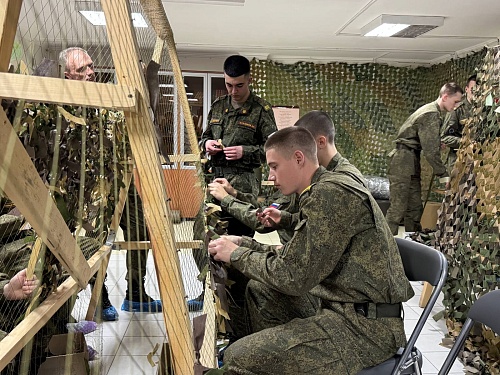 Курсанты плетут маскировочную сеть