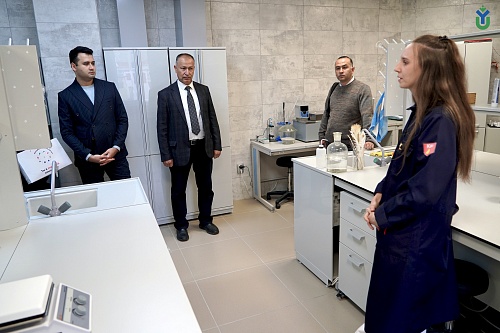 Гости смотрят лабораторию нефти