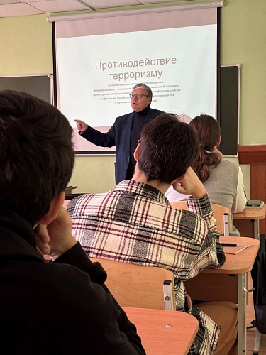 Валерий Галкин обсудил с аудиторией практические аспекты поведения в экстренных ситуациях, роль каждого человека в обеспечении общественной безопасности и важности бдительности.