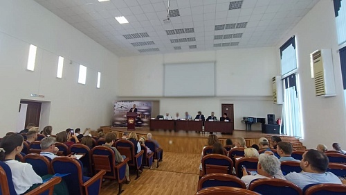 Участники слушают экспертов Проектной сессии «Герои Дагестана»