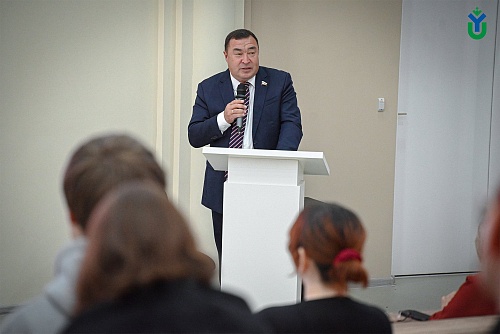 Сенатор Российской Федерации Александр Новьюхов выступает в аудитории перед студентами ЮГУ из числа коренных малочисленных народов Севера